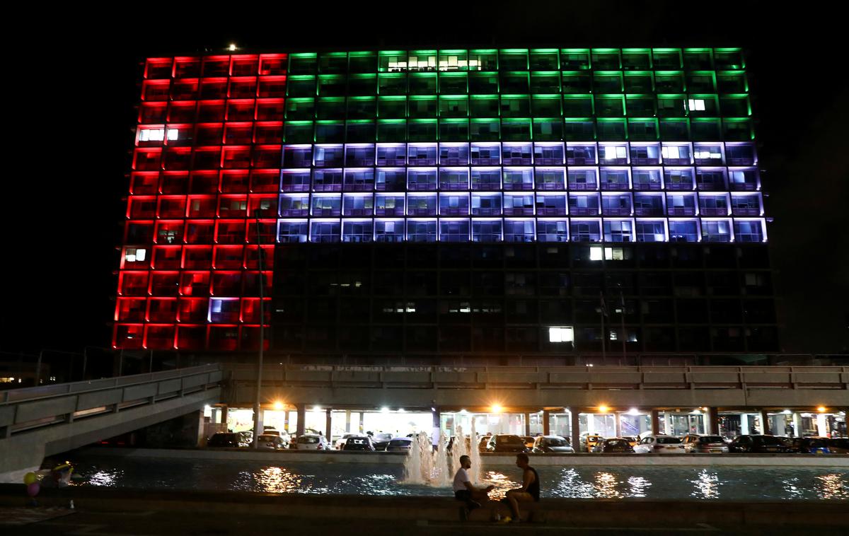 Izrael | Po objavi dogovora o normalizaciji odnosov so mestno hišo v Tel Avivu osvetlili z zastavami Izraela in Združenih arabskih emiratov. | Foto Reuters