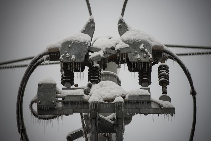 Veliko Ukrajincev se sooča s hudimi težavami z oskrbo z elektriko, vodo in ogrevanjem, medtem ko Rusija redno napada energetsko infrastrukturo. | Foto: Bor Slana