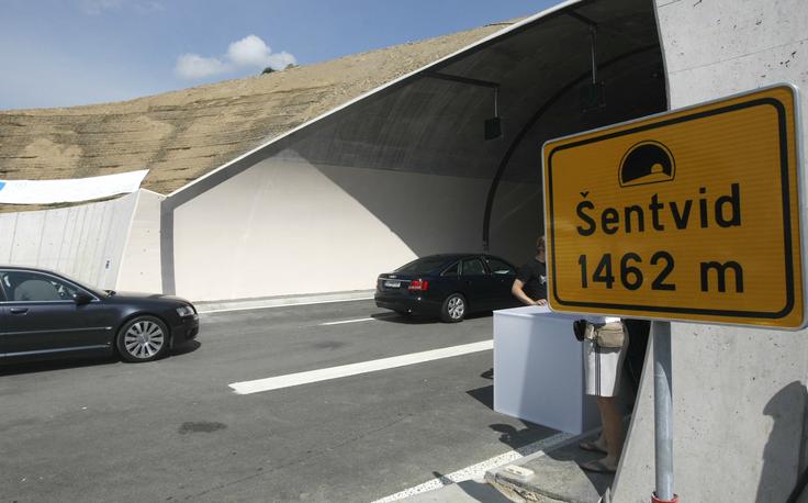 Zastoj sega vse od predora Šentvid do Vrhnike. Zaradi varnosti zapirajo predor, kolona pa je dolga že deset kilometrov. | Foto: STA ,