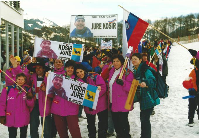 Navijači Jureta Koširja so bili med prvimi, ki so na transparentih poleg navijaškega slogana imeli tudi fotografijo svoje smučarskega vzornika. | Foto: Osebni arhiv