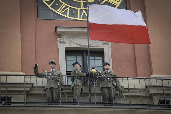 Poljska vojaki zastava | Nedavni pogovori med poljsko vlado in Evropsko komisijo so pokazali, da bi bila prenova zakona o vrhovnem sodišču lahko ključna za sprostitev sredstev. | Foto Guliverimage