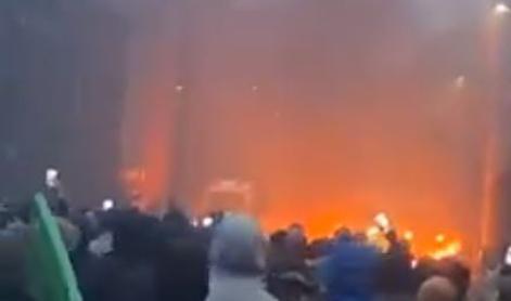 Razjarjena množica na ulice: mladoletna Romuna osumljena posilstva najstnice #video