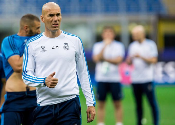 Zinedine Zidane je po uradnem treningu v Milanu dvignil palec. Prepričan je, da so njegovi izbranci odlično pripravljeni na tekmo sezone. | Foto: 