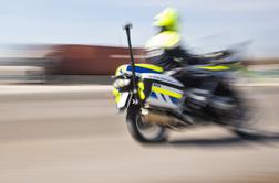 Popolna zapora: huje poškodovan policist na motorju
