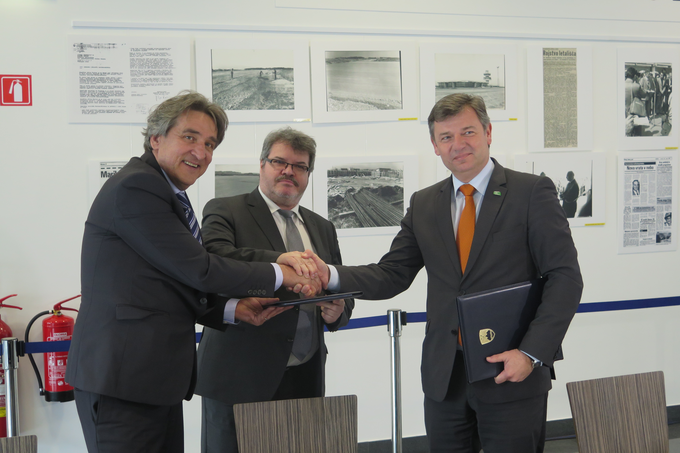Na fotografiji nekdanji prvi mož Aerodroma Maribor Boris Bobek (v sredini) in nekdanji minister za infrastrukturo Peter Gašperšič (desno). | Foto: STA ,