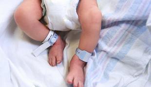 Dojenček umrl zaradi sindroma nenadne smrti