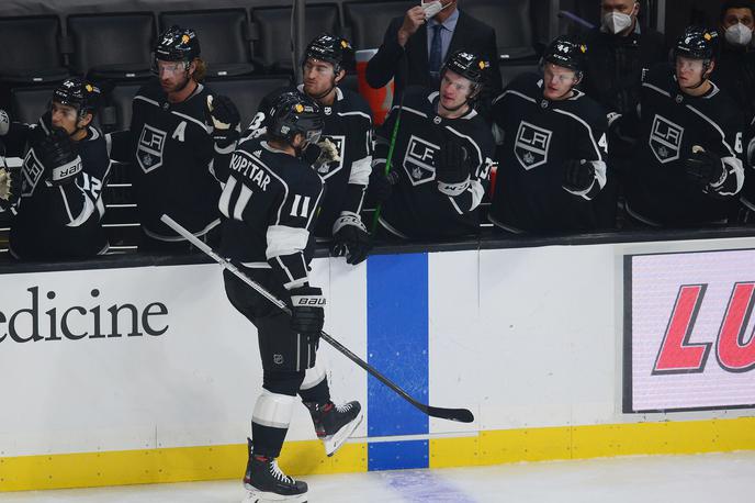 Anže Kopitar | Los Angeles Kings so na drugi tekmi proti San Jose Sharks zmagali s 6:2. Anže Kopitar je prispeval gol in podajo. | Foto Reuters