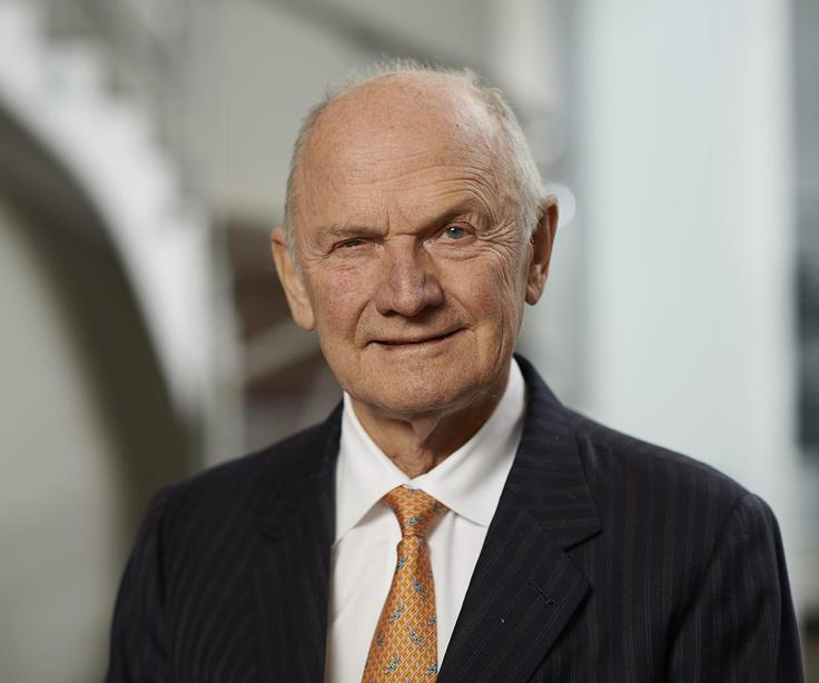 Ferdinand Piech je stopil v sobo, polno inženirjev, in jim na pleča naložil naslednje: prvič, avtomobil mora imeti več kot tisoč "konjev". Drugič, njegova hitrost mora biti večja od štiristo kilometrov na uro. Tretjič, biti mora povsem vsakodnevno uporaben. In četrtič, vse mora biti zapakirano v obliko koncepta, predstavljenega leta 1999 v Tokiu, obliko, ki jo ljubitelji veyrona poznajo danes. | Foto: 