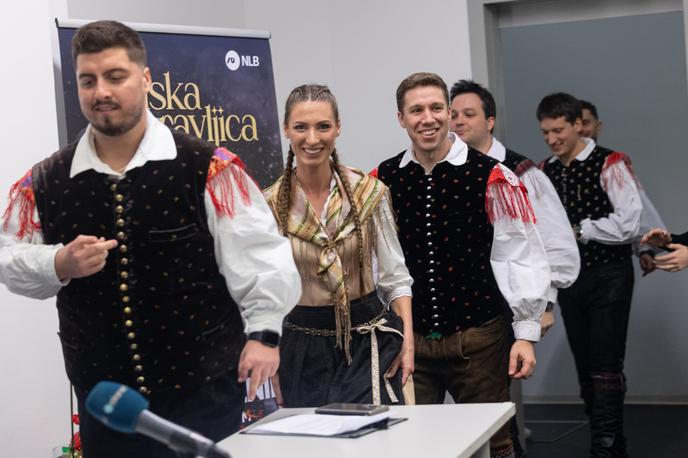 Saša Avsenik | Luka Sešek (skrajno levo) se z začetkom leta 2027 poslavlja od Ansambla Saša Avsenika. | Foto STA
