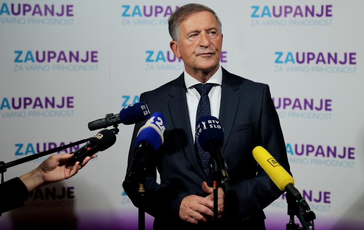 Karl Erjavec | Karl Erjavec je dolga leta vodil stranko upokojencev DeSUS, dokler se ni leta 2021 iz nje umaknil, saj med svojimi poslanci ni dobil podpore za prevzem mandatarstva. Stranka se je v preteklosti, kljub razmeroma majhnemu številu poslancev, večkrat izkazala za jeziček na tehtnici slovenske politike. Kot svojo prednost zdaj izpostavlja izkušnje, s katerimi je mogoče graditi prihodnost. | Foto STA