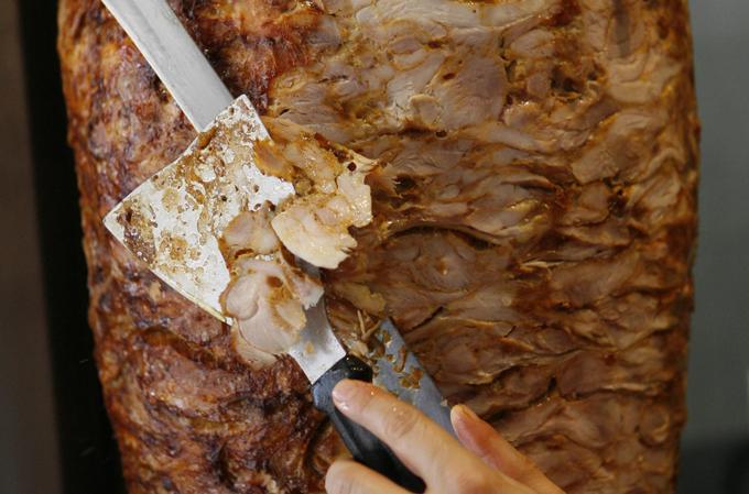 Analiza dveh vzorcev za kebab je pokazala na prisotnost salmonele, v enem vzorcu so odkrili tudi prisotnost ketoprofena. | Foto: Reuters