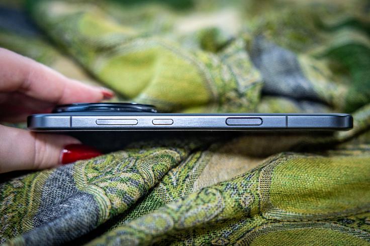 Desna stran pametnega telefona Honor Magic8 Pro je bogatejša za AI-tipko, ki ji je mogoče dodeliti funkcijo hitrega dostopa do kamere. | Foto: Gaja Hanuna