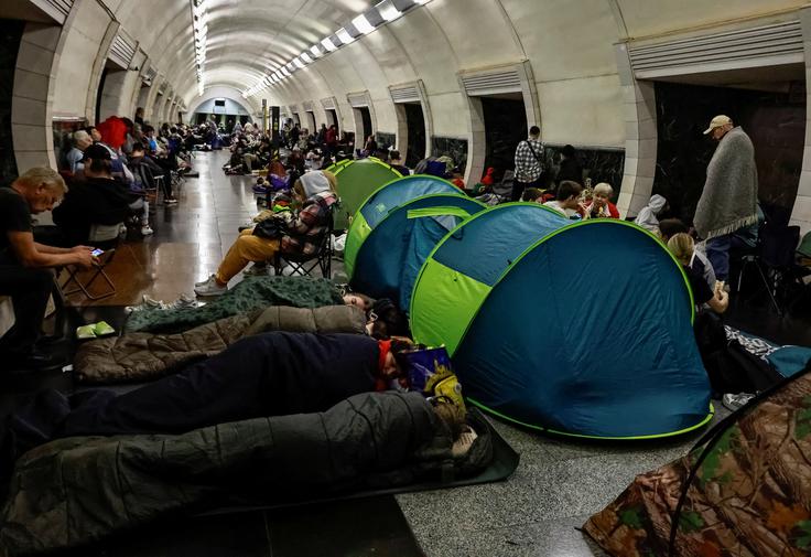 Ljudje so se pred nevarnostjo napadov zatekli na postajo podzemne železnice.  | Foto: Reuters