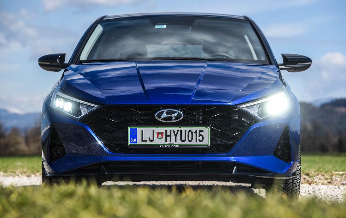 Hyundai i20 | Maska je na dotik razpotegnjena do žarometov s tehnologijo LED. Zasenčenje je avtomatsko, osvetljevanje ovinkov pravočasno in učinkovito. | Foto Gašper Pirman