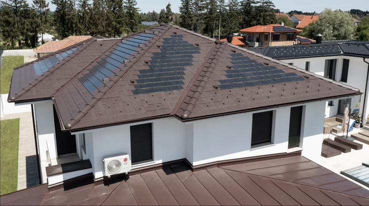 Namesto običajnega strešnega fotonapetostnega sistema lahko streho prekrijete tudi s strešniki za pridobivanje solarne energije. Prednost: če se fotonapetostni modul pokvari, ga lahko zelo preprosto zamenjate. Slabost: nakup tega sistema je nekoliko dražji. www.terran-generon.si | Foto: Hausbau Slovenija