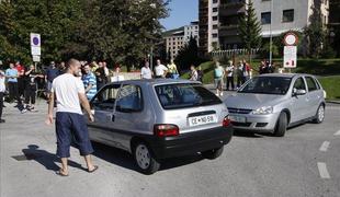 Protestni shod stanovalcev zaradi najemnin za pokrite garaže 