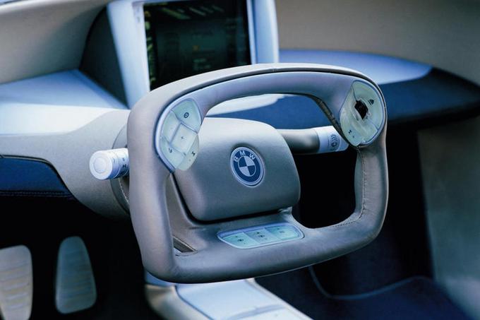 Leta 1999 je BMW ponudil vpogled v prihodnost s konceptom, ki je prikazoval 70 tehničnih inovacij in 61 izumov. Z22 je imel vgrajen projicirni zaslon, stranske kamere in namesto običajnega vžiga v volanski obroč vgrajen bralec prstnih odtisov. Pravokotni volanski obroč je imel vgrajen multifunkcijske gume, eden od njim je omogočal tudi približevanje pogleda na stranskih kamerah. | Foto: 