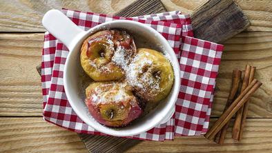 Praznični recept: Pečena jabolka v testu z orehi in mareličnim džemom