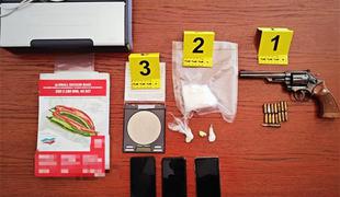 Po Hvaru hodil z revolverjem: zaradi prodaje kokaina aretirali glasbenika