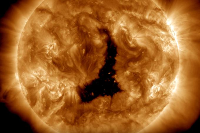 Premer Sonca je skoraj 1,4 milijona kilometrov, luknja na fotografiji pa v najdaljšem delu meri približno 800.000 kilometrov, kar je skoraj 63 premerov Zemlje. | Foto: NASA
