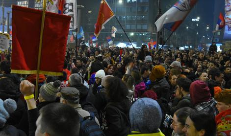 Na ulici nepregledna množica ljudi: protest bo trajal 18 ur