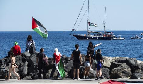 Zajete propalestinske aktiviste, med njimi sta francoski poslanki, bo Izrael deportiral