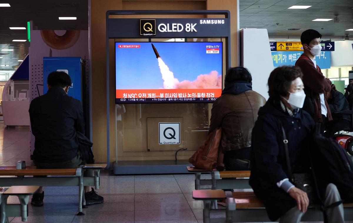 Severna Koreja nov e taktične rakete 17042022 | Nova izstrelitev raket se dogaja ob koncu 12-dnevne pomorske vojaške vaje Južne Koreje in ZDA ter tik pred ponedeljkovim začetkom letalskih vaj, v katerih bo sodelovalo več kot 200 ameriških in južnokorejskih bojnih letal. Vojaškim vajam ostro nasprotuje Pjongjang, ki takšne manevre razume kot vaje za invazijo. | Foto Reuters