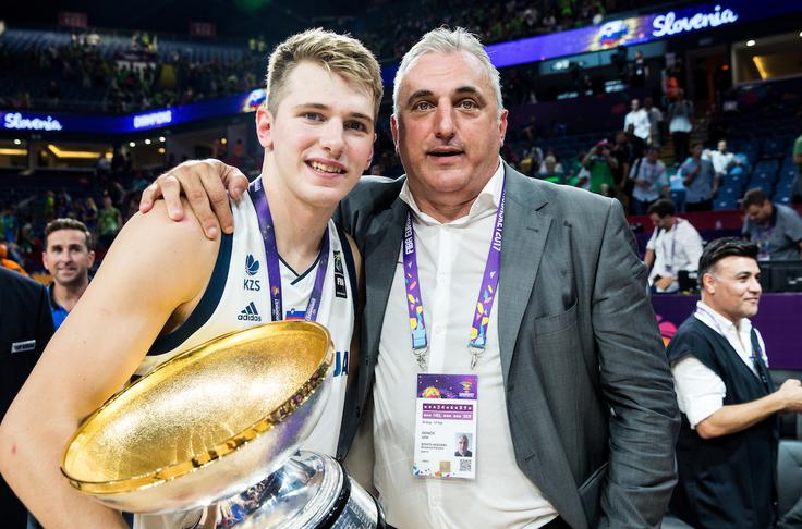 "Veš, kaj pomeni biti dober sin? Odgovoril bom v tvojem imenu. Biti dober sin pomeni biti Luka Dončić. Nisi bil rojen 29. februarja, zato statistika ne šteje. Ali veš, zakaj? Zato, ker boš zame vedno bil eden in edini. Sin, o katerem sem vedno sanjal. Rad te imam." | Foto: Sportida