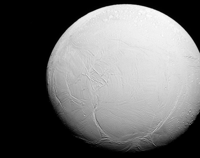 V primeru padca Cassinija na eno od Saturnovih lun, na primer Enkelad (na fotografiji), bi lahko zemeljski mikrobi tudi zmotili ali preprečili morebitne samostojne evolucijske procese, s katerimi bi se na teh svetovnih lahko razvilo življenje.  | Foto: Reuters