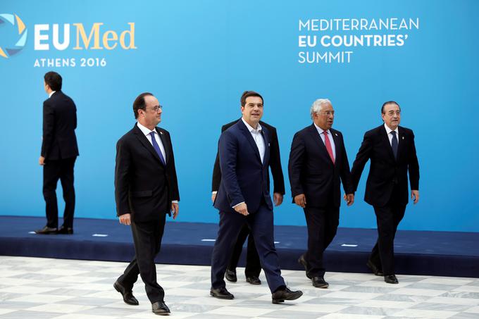 Grški premier Aleksis Cipras, ki vodi najbolj zadolženo evropsko državo, je bil pred leti med Grki sprejet skorajda kot nekakšen mesija. Zdaj je vse manj priljubljen. | Foto: Reuters