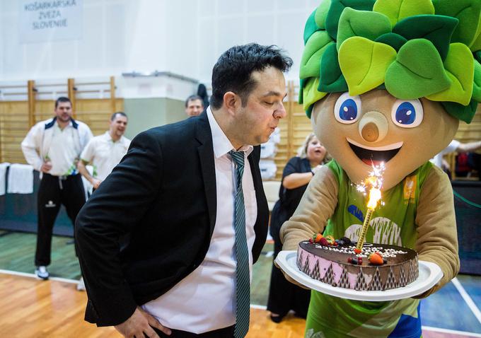 Zaslužena torta za Damirja Grgića. | Foto: Vid Ponikvar