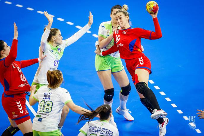 slovenska ženska rokometna reprezentanca : Srbija, svetovno prvenstvo 2021 | Slovenke so za konec svetovnega prvenstva izgubile s Srbijo. | Foto IHF.com