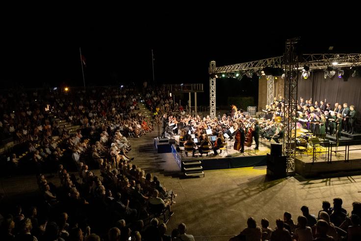 Orkester na večernem koncertu na festivalu v Franciji | Foto: arhiv orkestra Cantabile