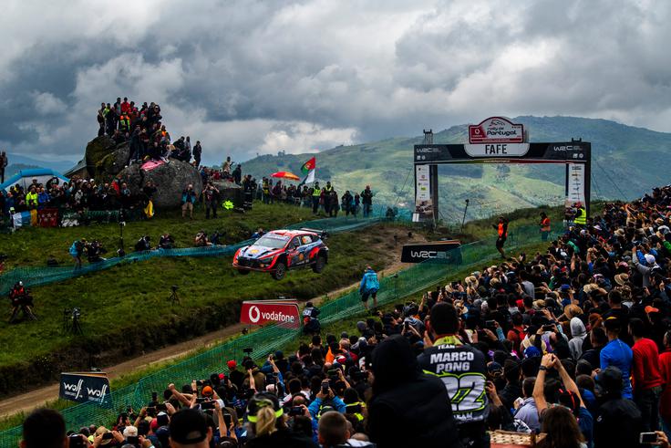 Izjemna atmosfera ob slovitem skoku blizu mesteca Fafe, kjer se tudi zaključi portugalski reli.
 | Foto: Red Bull