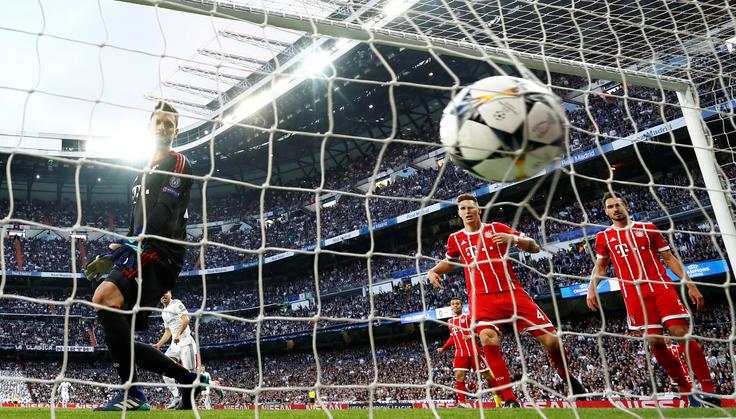 Ulreich je moral v Madridu po žogo v mrežo dvakrat. Obakrat ga je premagal Karim Benzema. | Foto: Reuters