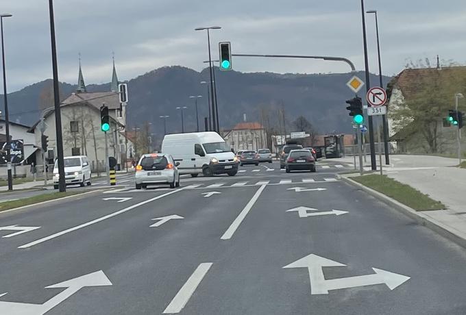 Za križiščem ni več prometnega znaka, ki bi omejitev hitrosti postavil na 60 kilometrov na uro. | Foto: Gregor Pavšič