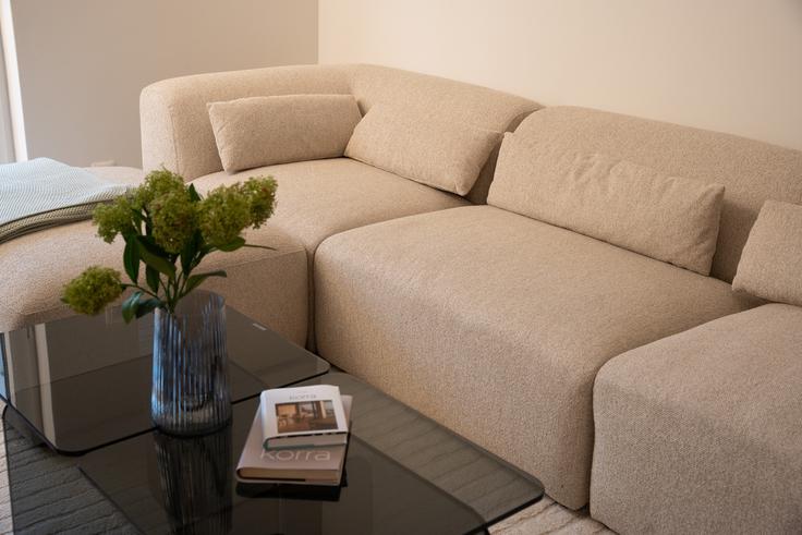 Modularna garnitura korra Melia Milan, Mizica iz kaljenega stekla korra Antonella Grey, Preproga korra Linea White L  | Foto: Fero-Term