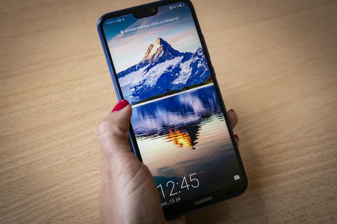 Morebitne kupce in svoje lastnike Huawei P20 Lite razveseli tudi s kakšno dobroto, ki bi jo sicer pričakovali le pri najdražjih pametnih telefonih.  | Foto: Bojan Puhek