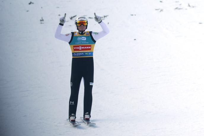 Mojster Domen Prevc spet brez konkurence, glavni tekmec grdo padel