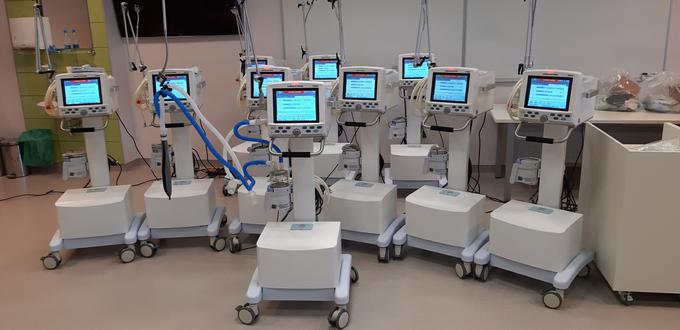 UKC Maribor je včeraj prevzel pošiljko desetih medicinskih respiratorjev, ki jih že pripravljajo za uporabo. | Foto: UKC Maribor
