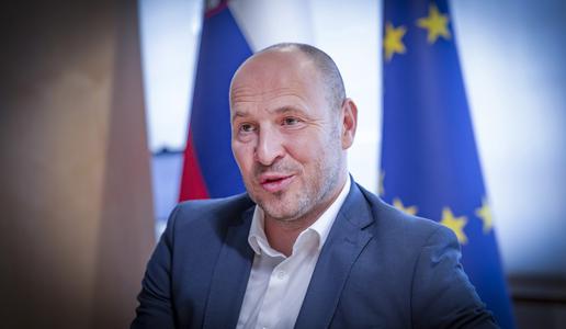 Ministrstvo: Omejujemo ceno goriv