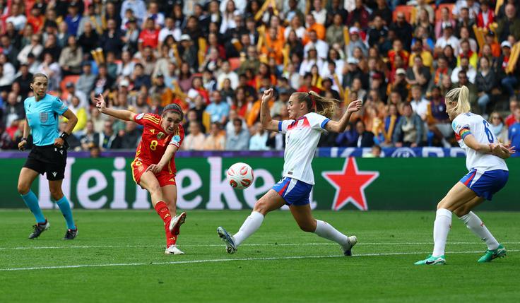 Mariona Caldentey je sredi prvega polčasa zadela za vodstvo Španije z 1:0. | Foto: Reuters