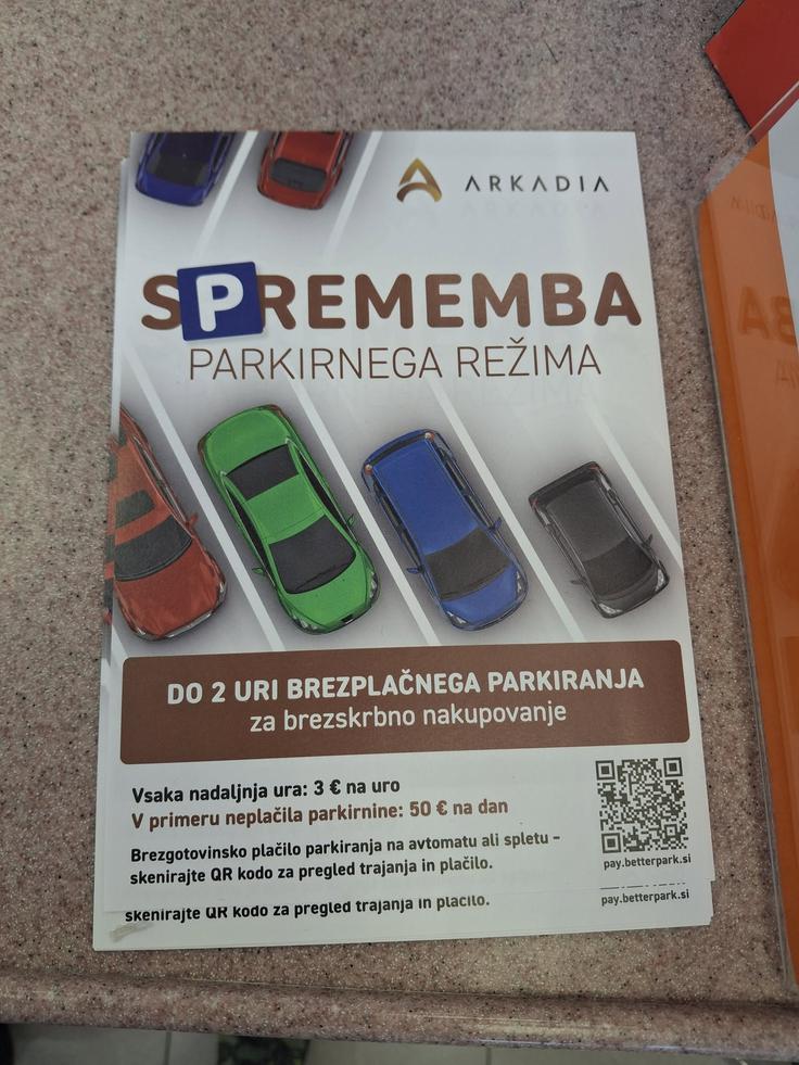 Obvestilo Arkadie o spremembi parkirnega režima.  | Foto: Bralec