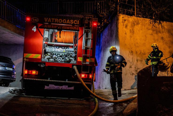 Gasilci ostajajo na terenu.  | Foto: Pixsell