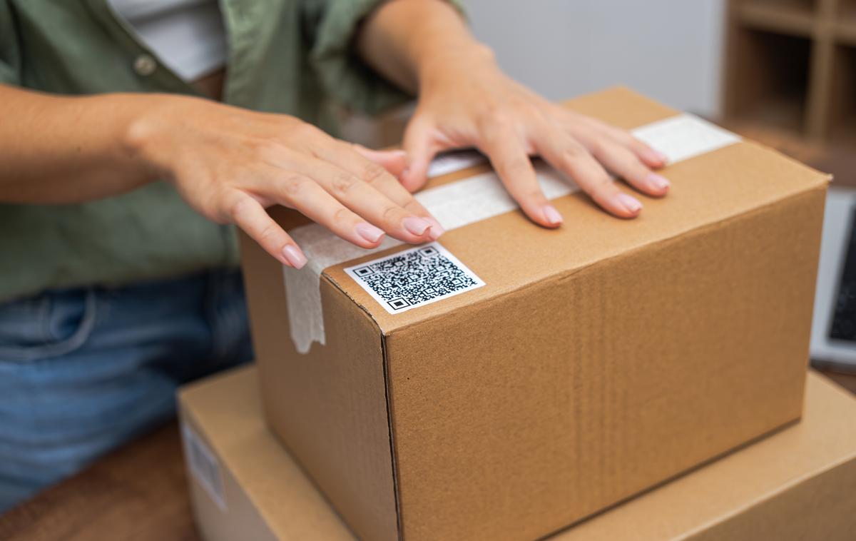 QR koda, paket, pošta, pošiljka | Združeno oporišče Andrews je ključno vojaško oporišče, ki ga redno uporabljajo za uradna potovanja visokih ameriških uradnikov, vključno s predsednikom, podpredsednikom in člani kabineta.  | Foto Shutterstock