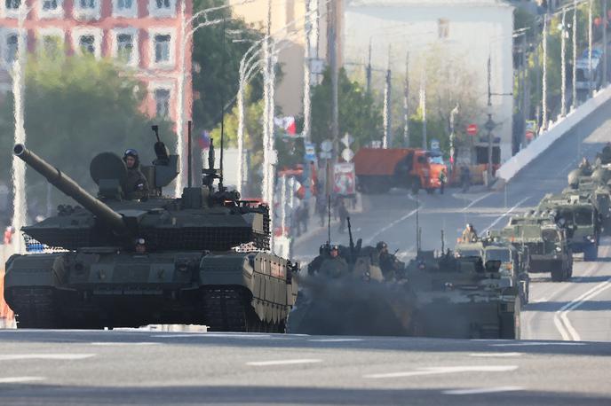Moskva parada ruska vojska | Zaradi bližine fronte ima Pokrovsk strateški pomen. Omogoča obrambo zahodnega Donbasa, če bi padel, pa bi odprl pot ruski vojski v notranjost Ukrajine. Med vojno je mesto postalo logistično in humanitarno središče – od tam potekajo evakuacija civilistov, dostava pomoči in vojaška logistika. | Foto Reuters