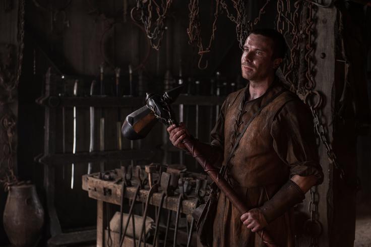 Joe Dempsie se je, zahvaljujoč Gendryju, naučil kovati. | Foto: HBO