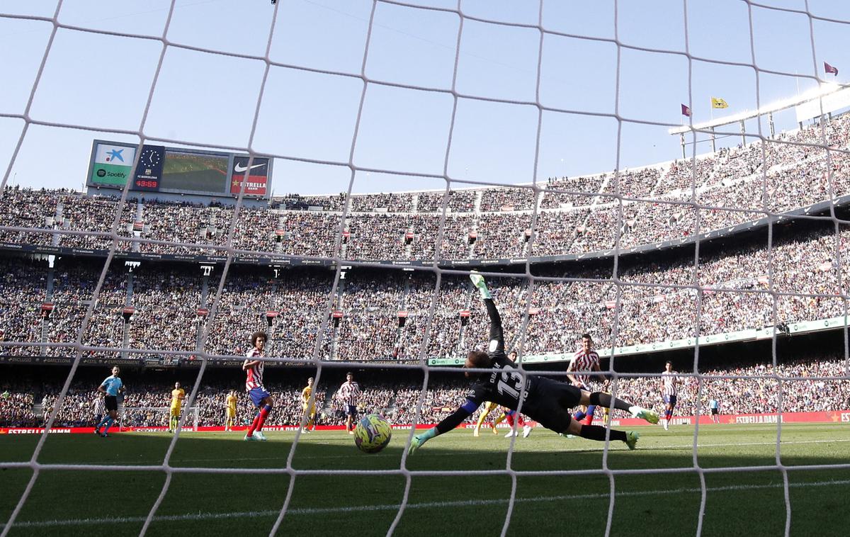Jan Oblak Atletico Madrid | Jan Oblak je moral na gostovanju pri vodilni Barceloni enkrat po žogo v svoj gol, v 44. minuti ga je premagal Ferran Torres. | Foto Guliverimage