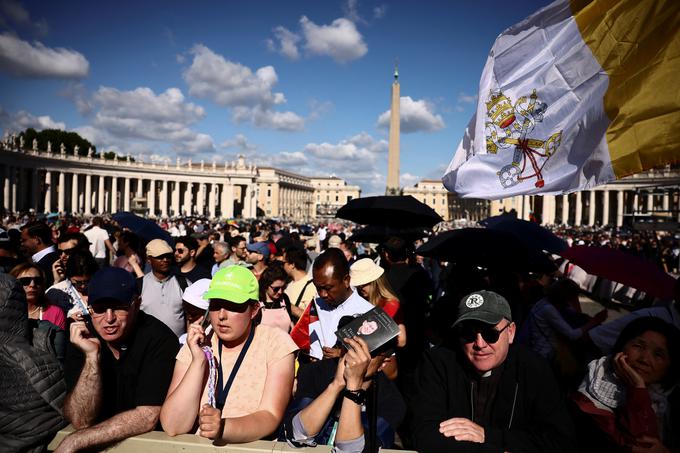 Množica vernikov na trgu svetega Petra.  | Foto: Reuters