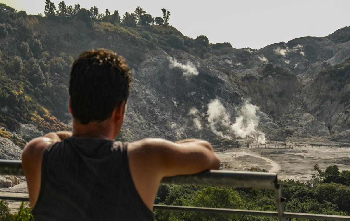 Campi Flegrei, Italija, vulkan | Po mnenju vulkanologov ni neposredne nevarnosti vulkanskega izbruha, a ker se tla trenutno dvigujejo s hitrostjo 1,5 centimetra na mesec, so oblasti zaskrbljene zaradi vpliva na zgradbe. | Foto Reuters